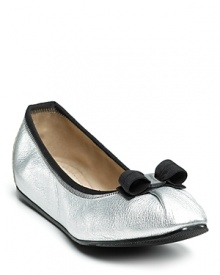 Tiny pleats and grosgrain trim give these bow-topped leatherflats an extra hint of girlish charm.