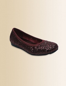 She'll have twinkle toes in these classic ballerina flats with a glam glitter finish.Fabric upperFaux leather liningRubber solePadded insoleNike Air technologyImported