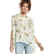 Flaunting an oversized fit and plunging high-low hem, Jessica Simpson's floral-print button-down is all about extremes.