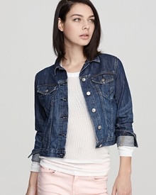 The rag & bone/JEAN jean jacket takes on the chambray trend in a timelessly cool silhouette that layers over everything from tissue-soft tees to flowing maxis for an essential look this season.