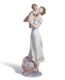 A celebration of the deep bond between mother and child. Crafted by Lladró, Spain's most esteemed artisans of porcelain figurines.