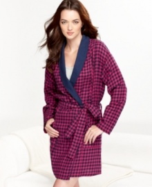 Treat yourself to a little bit of luxury. Tommy Hilfiger designed the Parlour robe in a super soft flannel and added plaid for the signature style you love.