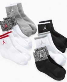 Low profile. These tipped-ankle socks from Jordan keep his feet cozy and dry, even during moments of high performance.