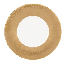 A scintillating band adorns the perimeter of this alluring saucer, sprinkled with gold dust for dramatic effect, and crafted with a classic shape that suits all your formal presentations.