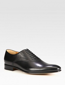 Kir lace-up shoe with embossed Gucci script logo.Leather upperLeather liningPadded insoleLeather soleMade in Italy