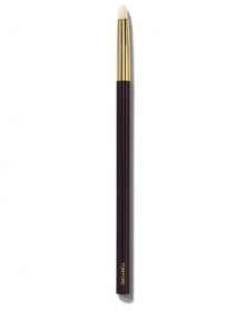 Tom Ford's brush collection is designed to bring ease and luxury to the process of creating your look - they make expert makeup application completely effortless. Achieve the Tom Ford signature look with this unique brush. Designed specifically to achieve a beautifully dramatic, smokey eye, it is an essential tool within a woman's brush portfolio. Handle is designed for true comfort and balance.