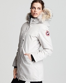 Keep the snow and cold wind out with Canada Goose's heavy-duty parka. The mid-thigh length offers maximum coverage and protection.