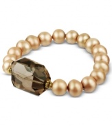 Turn up your elegance factor. This gorgeous stretch bracelet combines light champagne-colored cultured freshwater pearls (8-9 mm) with a chunky faceted smokey quartz (23-3/4 ct. t.w.). Set in 18k gold over sterling silver. Approximate length: 7-1/2 inches.