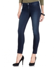 With a dark wash and a mid rise, these GUESS petite skinny jeans are ultra figure flattering for a sleek & chic look!