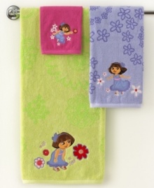 Go explorin'! Dora the Explorer is your go-to gal for a fun bath time with this Dora Picnic bath towel. Features a cheerful Dora surrounded by fresh flowers and bright hues your kids will go crazy for.