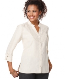 Made from lightweight linen, and featuring a flattering silhouette, this JM Collection button-front shirt will be your springtime go-to!