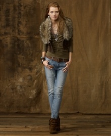 Iconic urban style is blended with a classic silhouette in our corduroy vest, finished with a faux-fur collar.