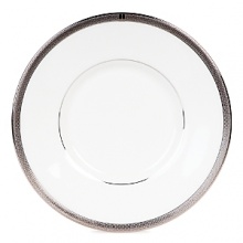 Add new polish to formal tables with the lustrous Chain Bracelet oval platter. White bone china wrapped in bands of textured platinum evokes the woven silver bangles and watch bands that make your own look timeless.