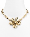 Pick MARC BY MARC JACOBS' flower necklace for a fresh statement at your neckline. Gilded and graceful, it adds feminine edge to your most menswear-inspired looks.