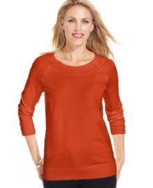 Karen Scott's crew-neck tee is an essential basic for casual style. Pair it with your favorite jeans or an A-line skirt!