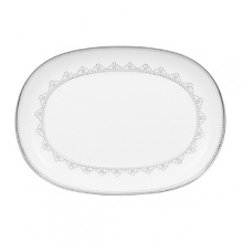 White Lace bone china is characterized by its diverse series of borders all rendered in precious platinum. The classic combination of platinum and white radiates on the table. A truly classic look.