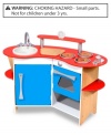 A removable sink, a 3-burner cook top and oven with clicking knobs, a refrigerator, storage shelves, a cutting board and a real, working, timer… Everything a young chef needs is furnished in this compact and efficient kitchen. Sturdy wooden construction to satisfy every appetite for pretend house and restaurant play!