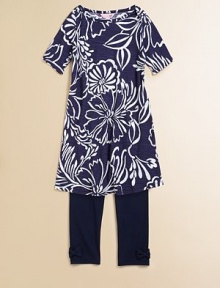 Tee-shirt comfort to wear as a dress or a tunic, in a graceful outlined floral print on subtly slubbed cotton knit.Boat necklineElbow-length sleevesPullover stylingSlightly flared shapeCottonMachine washImported