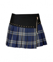 School-girl cool gets a rocker-chic remix in Juicy Coutures pleated plaid skirt, finished with stud embellishment for an edgy urban feel - Black waistband, side zip, gold-toned cone studs, pleated - Feminine flared silhouette - Pair with combat boots and cashmere knit pullovers