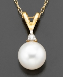 Queen of the gems. Belle de Mer's stunning necklace features a cultured freshwater pearl (6-1/2-7 mm) and round-cut diamond accents set in 14k gold. Approximate length: 18 inches. Approximate drop: 1/2 inch.