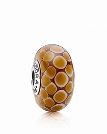 This sizable murano glass charm features a snakeskin-like pattern for a touch of exotic glamour. Logo-engraved sterling silver trim displays the PANDORA signature.