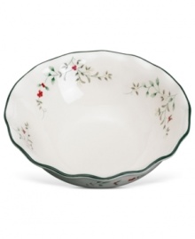 A classic holly print and tree-green banding make this Pfaltzgraff Winterberry pasta bowl a festive addition to holiday tables. With a pretty ruffled edge.