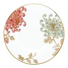 Painted Camellia brings vintage florals to life with just the right amount of color to make the dinner table unique. Draped against a gold-rimmed white canvas, delicate painted florals create a beautiful melodic feel. The salad plate, defined by a rich black background, is artfully juxtaposed to its white-bodied counterpart for a dramatic contrast.