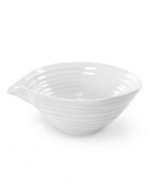 From celebrated chef and food writer, Sophie Conran, comes this artfully designed pouring bowl. Created with the foodie in mind, this versatile bowl transitions from cookware to dinnerware with the utmost ease.