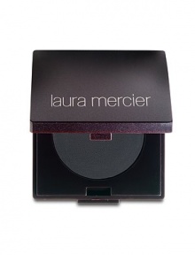 A unique formula that can be used wet or dry and delivers long-lasting pure colour. The semi-crème formula offers a velvet matte finish and the buildable pigment allows you to create infinite looks. 