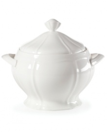 A beautiful way to serve piping hot soups, this tureen from Mikasa's Antique White dinnerware and dishes collection has a unique shape and clean embossed design. The lid helps keep in warmth, while the sculpted handles make it easy to carry.