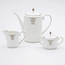 Vera Wang, in collaboration with Wedgwood, has designed a tableware collection full of understated elegance, classic beauty that embraces the ultra chic, sophisticated style that Vera is known for. Imperial Scroll features a graceful platinum scroll adornment that brings to mind ancient royal artwork.