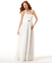 A romantic look infused with old-Hollywood glamour, this strapless Adrianna Papell gown makes a lasting impression.