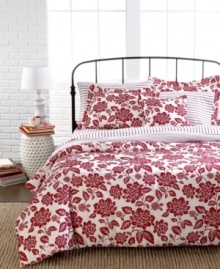 Add an alternating effect to your Tommy Hilfiger floral bedding ensemble with this Novelty Print sheet set. Red ticking stripes are the focal point, while 200-thread count polyester/cotton percale fabric provides a soothing touch.