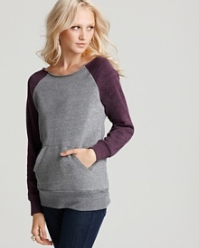 Master the art of laid-back cool in this ALTERNATIVE top, featuring contrast sleeves for a vibrant pop of color.