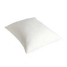 This slow-rise memory pillow provides the benefits of memory foam with the feel of natural fibers. Comfortable and fluffy, it continually adjusts to the movements of the head and neck to offer constant cervical and neck support, allowing the muscles to relax properly.