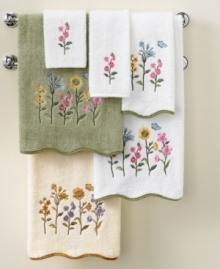 Escape into a garden of plush delights with Avanti's Premier Country Floral washcloth, featuring beautiful embroidery on pure Egyptian cotton.