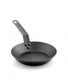 Born in the USA & born to make a difference in your kitchen. Crafted from durable carbon steel, this seasoned skillet features an easy-release oil finish that improves with use. The lightweight design works on all types of stoves, heating up quickly and evenly for impressive results with every meal.