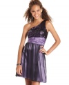 Glimmer like a star in this one-shoulder style from Morgan! A pleated waistline and tulle skirt add a dash of glam!