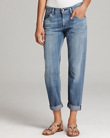 Masculine meets feminine in these Citizens of Humanity boyfriend jeans, cut in a laid-back silhouette.