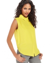 A cropped back hem ups the edge on this Bar III top for a fashion-forward fall look!