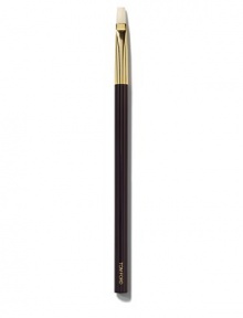 Tom Ford's brush collection is designed to bring ease and luxury to the process of creating your look - they make expert makeup application completely effortless. Apply Lip Color with ease and absolute precision. Developed with synthetic hair, this brush allows you to expertly modify or enhance the shape of the mouth for a smooth, finished look. Handle is designed for true comfort and balance.