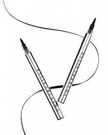 Le Stylo is Chantecaille's amazing liquid eyeliner pen that resembles a graceful calligraphy brush. It delivers the enduring coverage of a liquid liner with its perfectly calibrated tip that allows for easy application with astonishing control and precision. Thick strokes taper elegantly, sculpting a glamorously defined ‘60s-style eye.