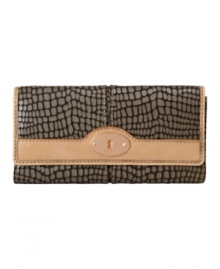 Go jungle-chic with this tempting snakeskin wallet by Fossil. This oversized clutch design has plenty of room to store everything you need, while trend-right rose goldtone hardware decorates exterior.