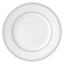 Sparkling platinum and mica accent this decidedly contemporary Vera Wang plate, lending a look that's fresh and dimensional.