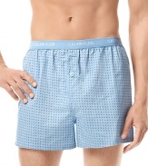 Woven cotton provides comfort to these handsome boxers outfitted with a slim silhouette to maintain your modern look.