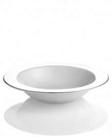 Simply elegant for everyday meals but with a banded edge that shines on formal tables, the Platinum Fine Line pasta serving bowl is a flawless choice for every occasion.