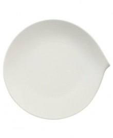 Reshape modern tables with these Flow dinner plates from Villeroy & Boch. A fluid, asymmetrical design in white fine china offers unconventional elegance for every meal and occasion.