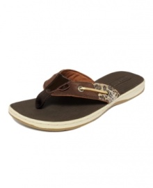 A beach bag essential. Classic boat shoe style lends a preppy vibe to the the Seafish thong sandals by Sperry Top-Sider.