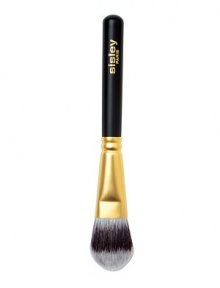 This luxurious brush helps smooth foundation over the skin for a perfectly even complexion. Its soft and dynamic synthetic bristles work in perfect affinity with the foundation's thick texture. Makeup is flawlessly blended; the complexion is even and luminous. 