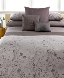 A floral escape! This Calvin Klein Jardin sham transforms your bed into a garden of luxury with pure combed cotton percale fabric.